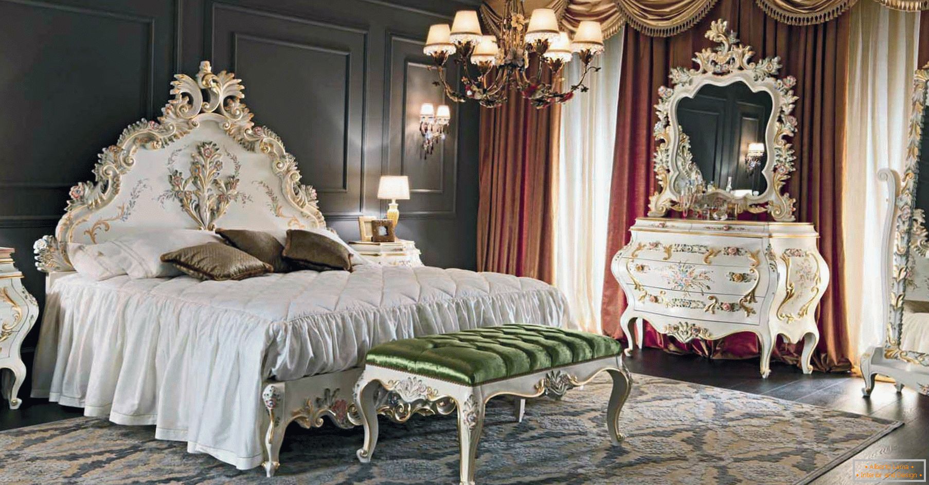 Para decorar el dormitorio, se utilizó un contraste de colores marrón oscuro, dorado, rojo y blanco. Los muebles se seleccionan de acuerdo con el estilo del barroco.