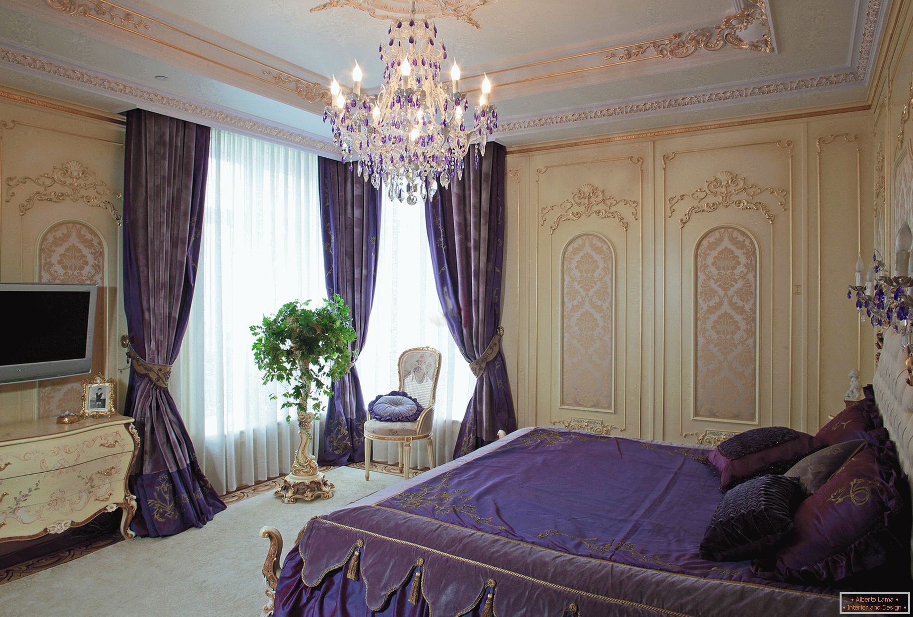 Elegante habitación en estilo barroco. Un concepto de diseño sutil: las cortinas de color púrpura oscuro se combinan con la ropa de cama combinada en tono.
