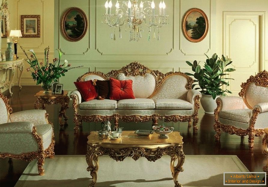 La habitación de huéspedes está en suaves tonos de oliva. Los muebles con respaldos y patas tallados se combinan de acuerdo con el estilo del Barroco.