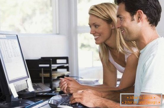 hombre y mujeres en la computadora en casa