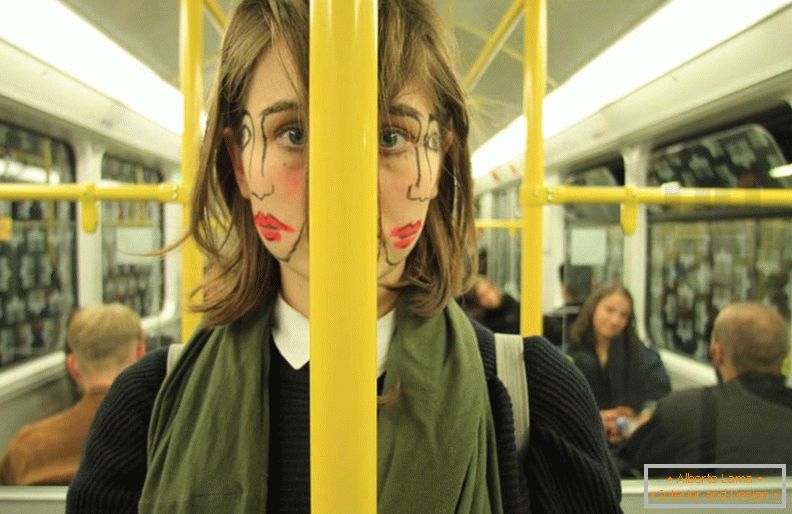 Chica de dos caras en el transporte del artista Sebastian Bieniek