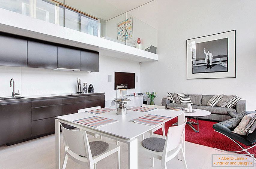 Cocina y sala de estar en un apartamento de dos niveles