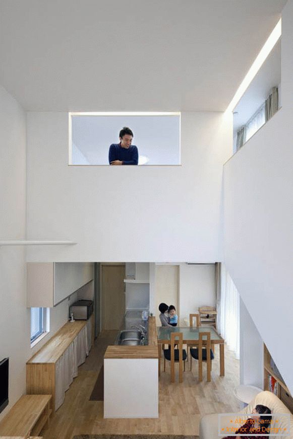 Balcones internos en un apartamento de dos niveles