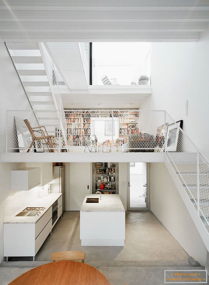Apartamento de dos niveles en color blanco