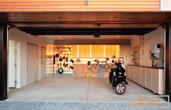Motocicleta en el interior de un garaje en casa