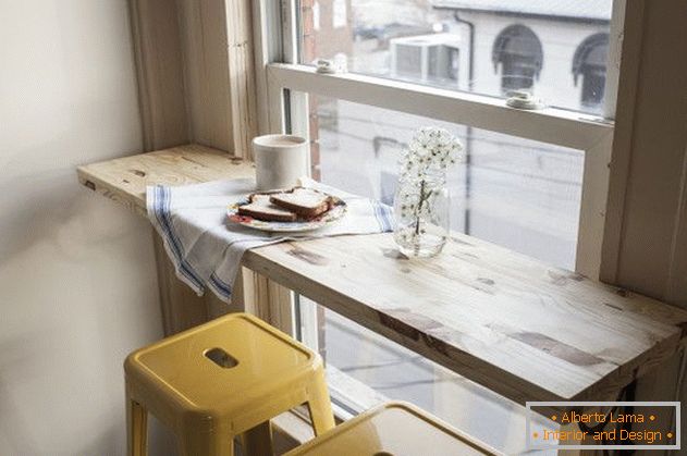 Mesa y taburetes junto a la ventana