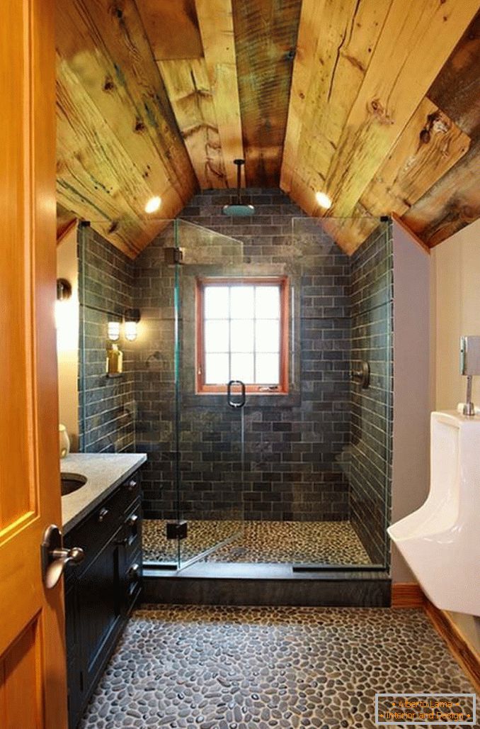 Cuarto de baño con decoración de madera y piedra