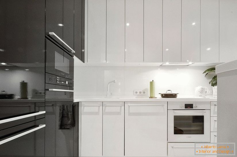 Interior de la cocina en blanco y negro