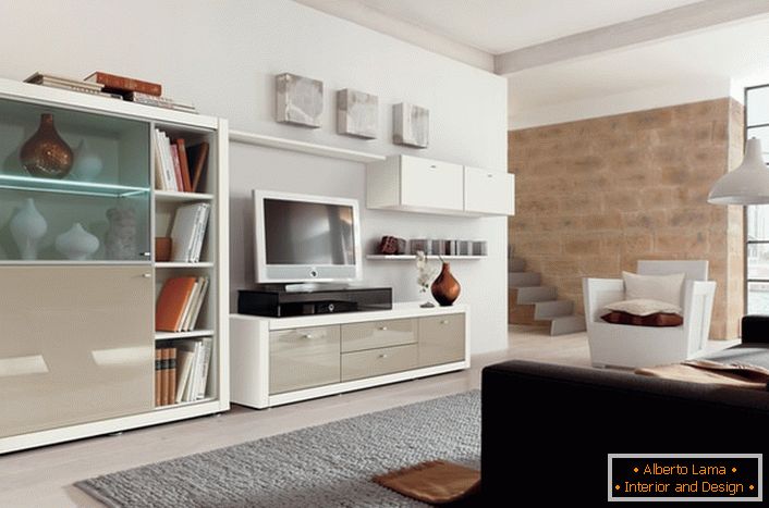 El uso de muebles modulares en una sala de estar moderna no sobrecarga el espacio de la habitación.