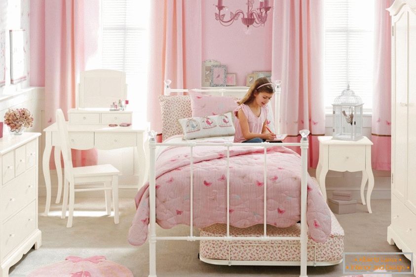 Diseño de una habitación infantil en tonos rosados