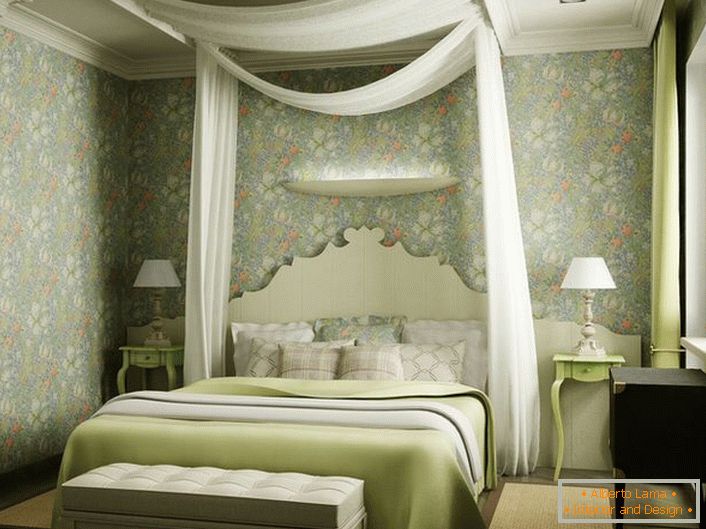 Una característica notable del diseño de la habitación era un toldo hecho de tela blanca translúcida sobre la cama. Un diseño ligero y romántico es ideal para el dormitorio de una pareja joven.