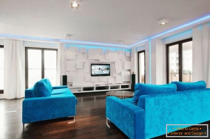 Una solución inusual para el diseño de la sala de estar en el estilo mediterráneo es el uso de elementos metálicos cromados.