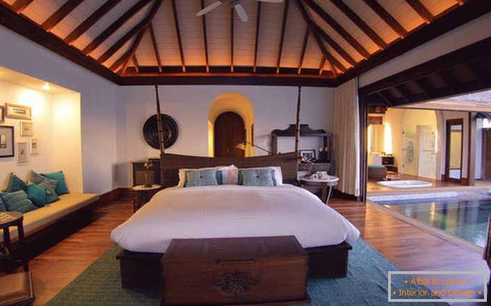 Los muebles de madera maciza de madera oscura lucen lujosos y elegantes. Lámpara de techo se selecciona en las mejores tradiciones de estilo.