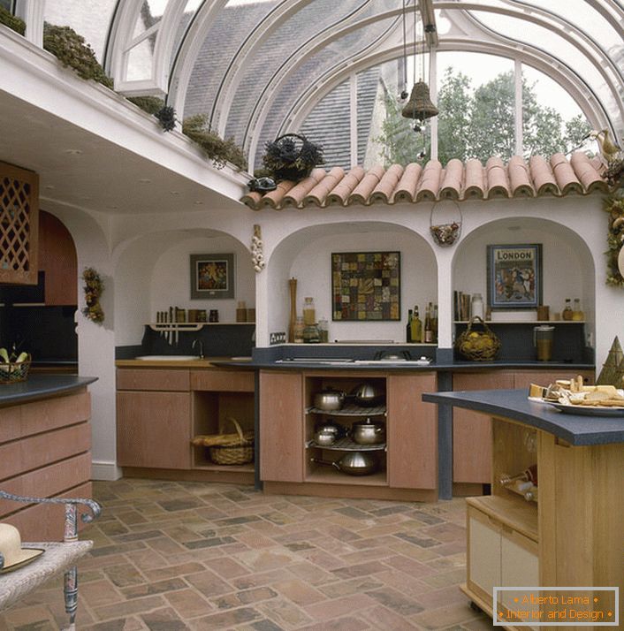 Cocina en el estilo mediterráneo bajo un techo de cristal en una casa en el sur de Italia.