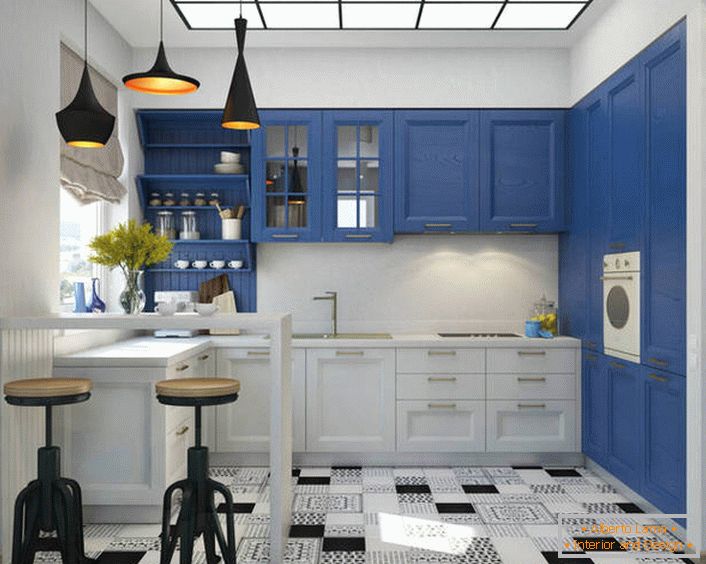 Favorable en el interior del Mediterráneo también se ve una combinación de blanco y azul saturado. El juego de cocina está equipado con una gran cantidad de estantes y cajones funcionales y espaciosos.