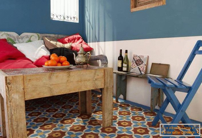 Una solución creativa para la sala de estilo mediterráneo es una mesa de centro hecha de madera rugosa y sin tratar. 