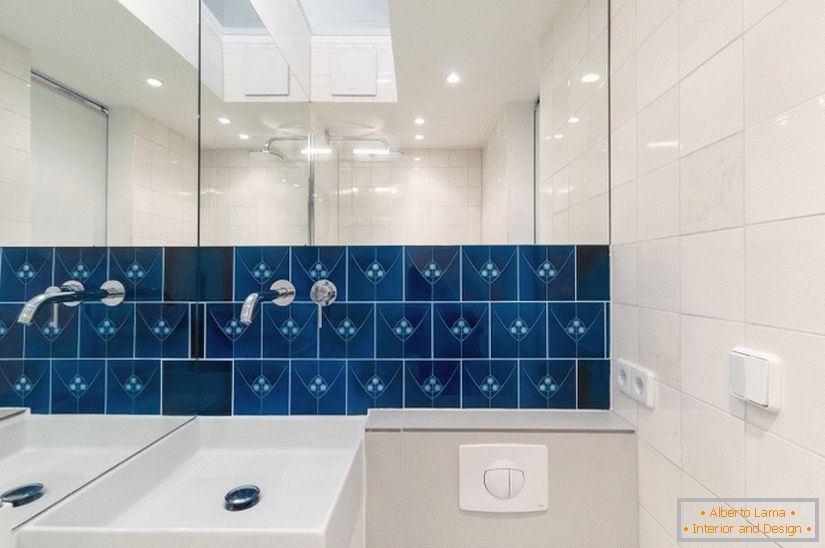 Azulejos azules en un baño blanco