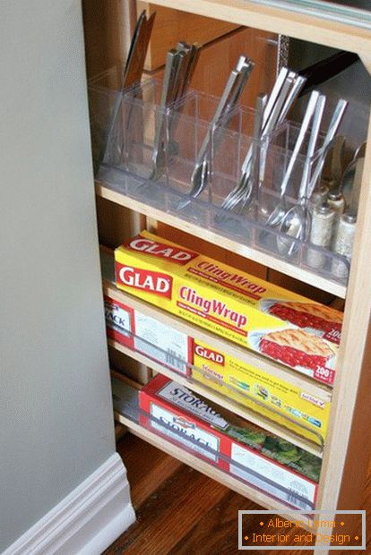 Caja para platos en una pequeña y acogedora cocina