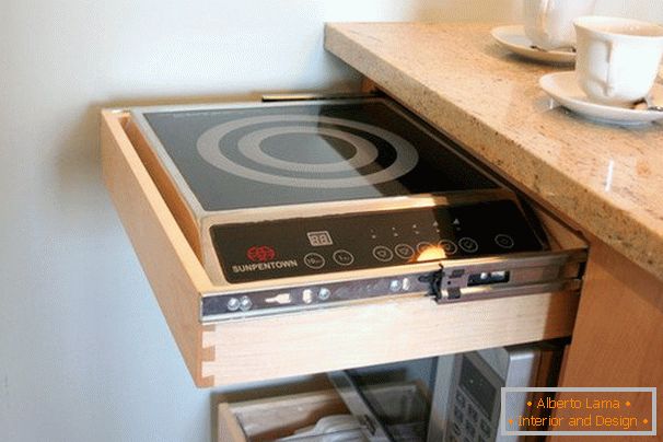 Una estufa eléctrica extraíble en una pequeña y acogedora cocina