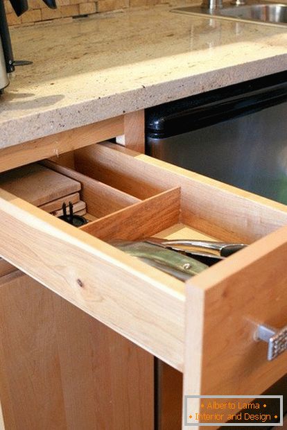 Cajón para cubiertos en una pequeña y acogedora cocina