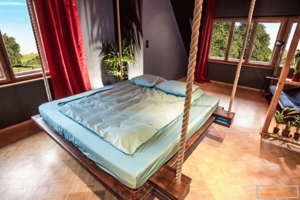 Dormitorio con cama en cuerdas