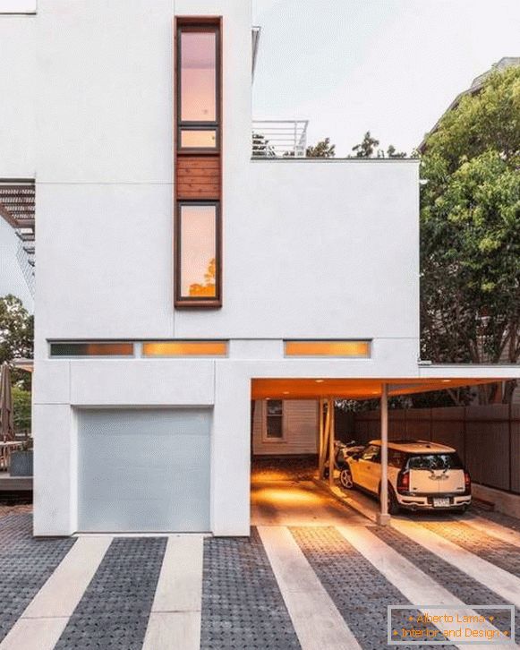 Casa en el estilo de minimalismo con un garaje para coches