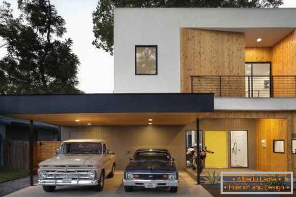 Casa blanco y negro con molduras de madera y garaje