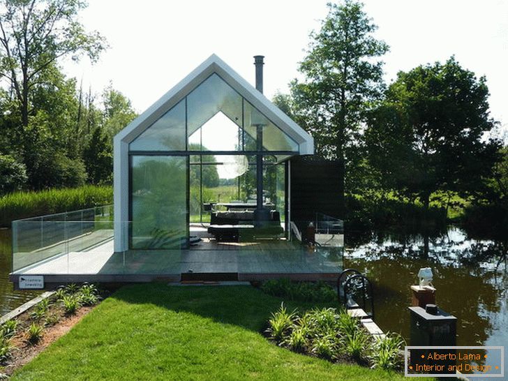 Pequeña casa de cristal cerca del lago en Holanda