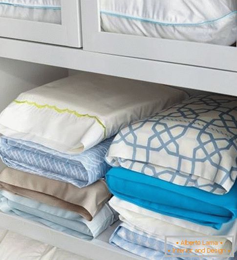cajas de almacenamiento-ropa de cama en la almohada