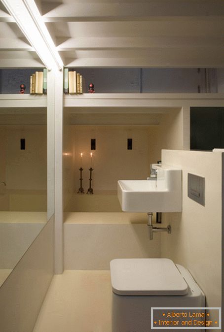 Interior del baño en un departamento muy pequeño