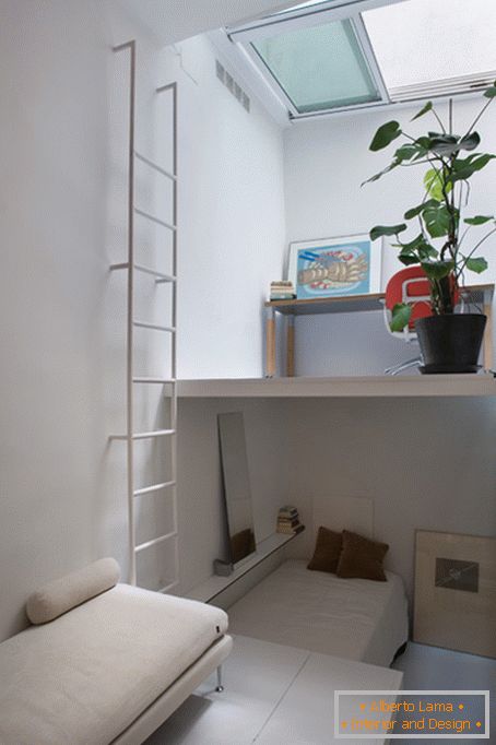 Interior de un pequeño apartamento de varios niveles