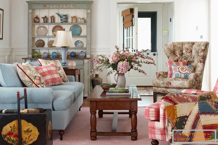 Provenza escandinava: ideal para decorar una sala de estar en una casa de campo. El ambiente de confort familiar y calidez le permitirá relajarse y relajarse en un ambiente informal.