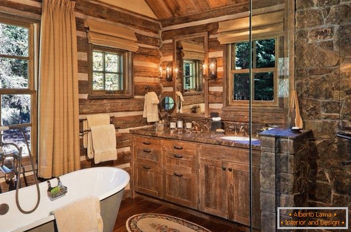 Cuarto de baño en el país de estilo rural con muebles seleccionados correctamente. Una idea de diseño interesante es una ventana con un marco de madera sobre el baño.