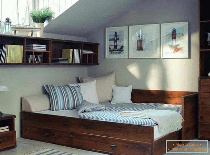 País moderno en el dormitorio. Los muebles funcionales hechos de madera no abarrotan la habitación.