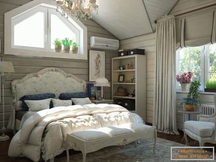 Un dormitorio para invitados en el ático de una casa de campo. Interior en el estilo del país se ve impresionante y con estilo. 