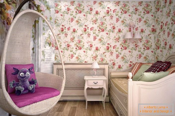 La habitación para una joven dama está decorada en estilo rústico. En las mejores tradiciones de estilo, el diseñador utilizó papel tapiz con un adorno floral.