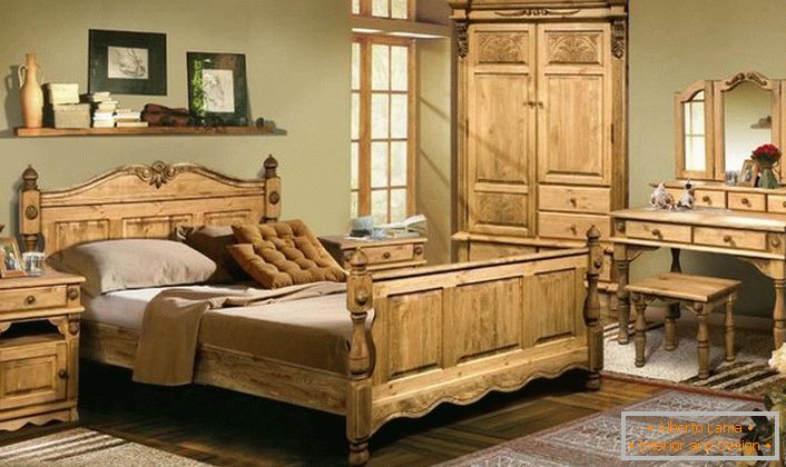 Muebles masivos de madera en un estilo rústico. Una gama ligera de madera brinda comodidad y simplicidad en la habitación, la calidez del hogar familiar.