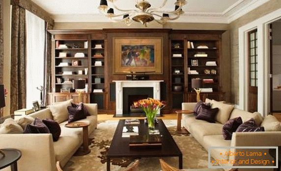 Lujosa sala de estar con muebles simétricos