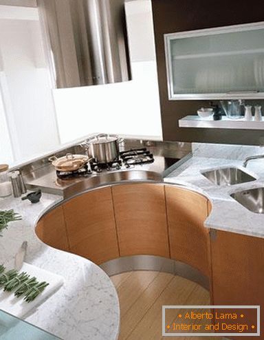 Interior de una cocina moderna y compacta