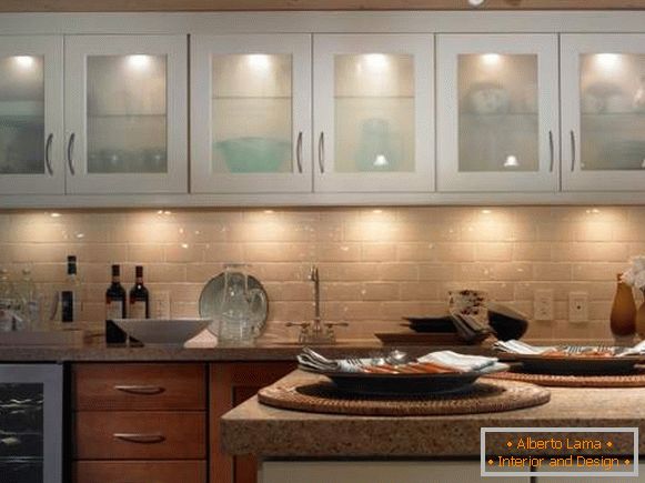 Iluminación puntual en la cocina con luces cenitales