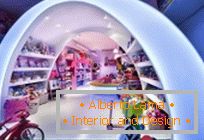 Радужный интерьер в магазине игрушек La historia de Pilar, Барселона