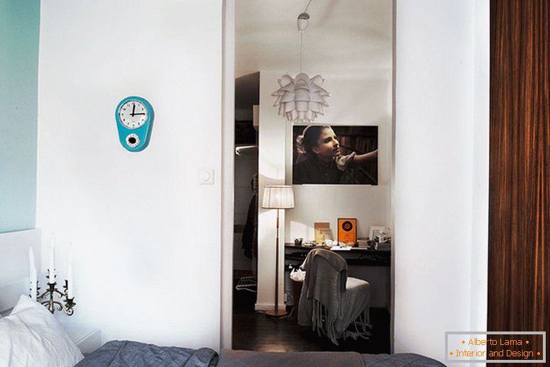 Dormitorio de un pequeño apartamento de dos habitaciones