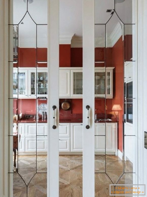 Elegantes puertas correderas para cocinas de madera con vidrio