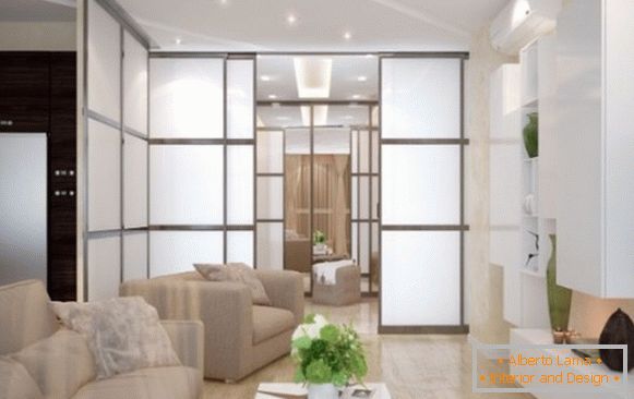 Puertas correderas entre la cocina y la sala de estar - foto en el diseño del apartamento