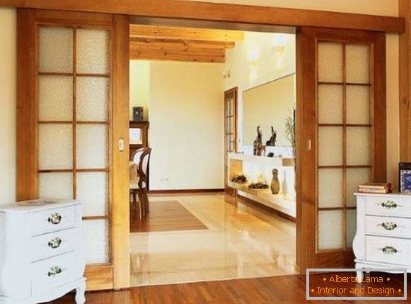 Puertas correderas clásicas entre la cocina y la sala de estar - foto de madera con vidrio