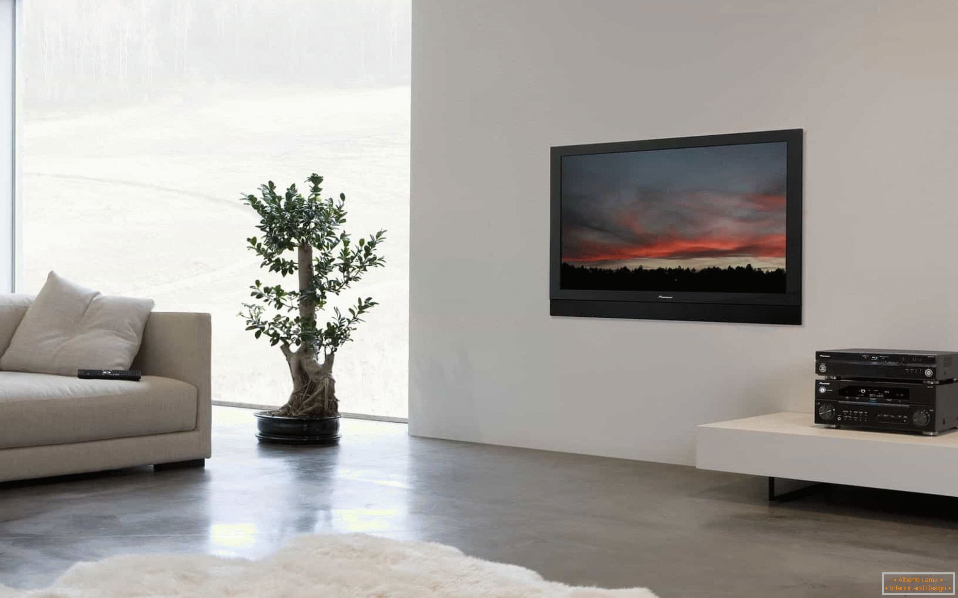 TV en la pared blanca en la sala de estar