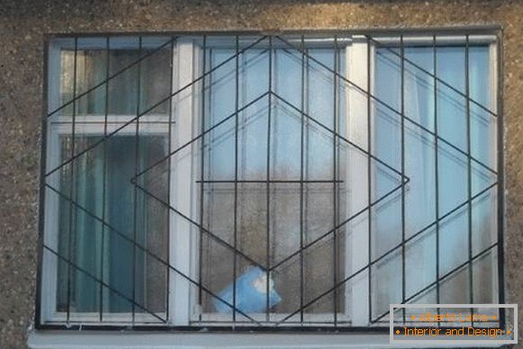 Rejillas de metal soldadas en ventanas - foto de la fachada