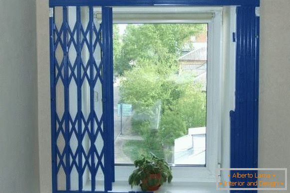 Rejillas internas на окна - раздвижные синего цвета