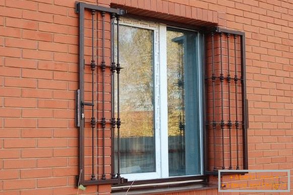Rejillas de ventana con bisagras metálicas con cerradura