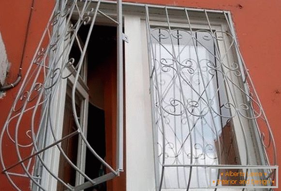 Barrer hermosos enrejados en las ventanas - foto de la casa afuera